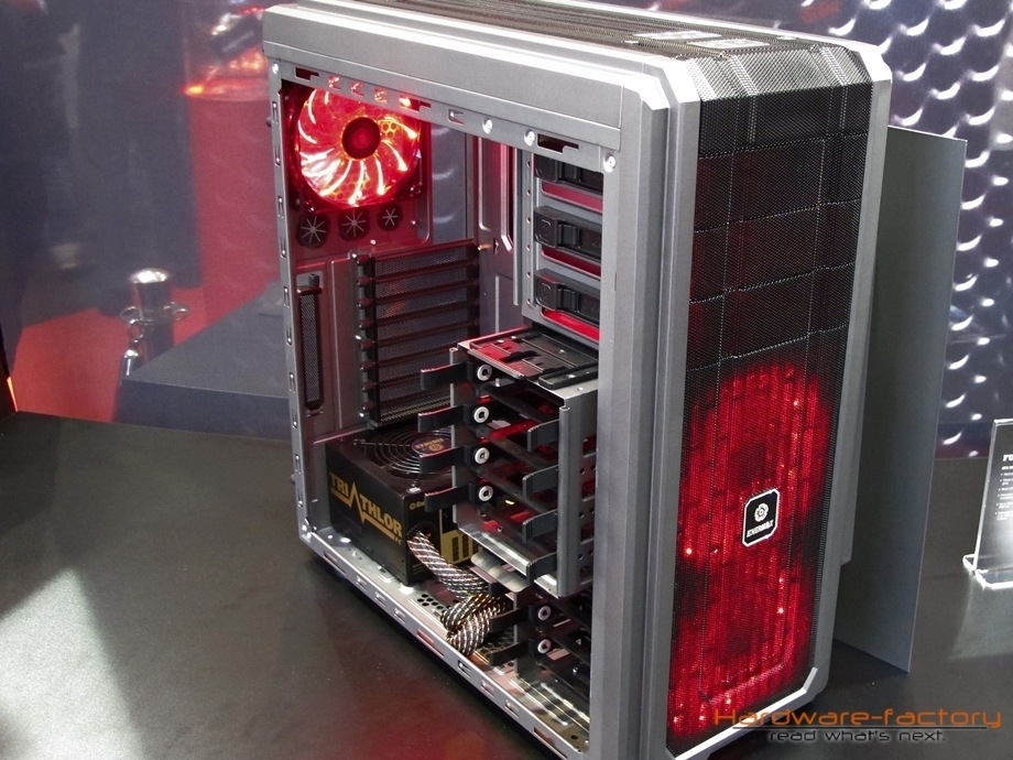 Das &amp;quot;kleine&amp;quot; Flumo ST - hier im &amp;quot;Gunmetal&amp;quot;-Look - bietet immer noch Platz für zahn Festplatten und einen 240 mm Radiator