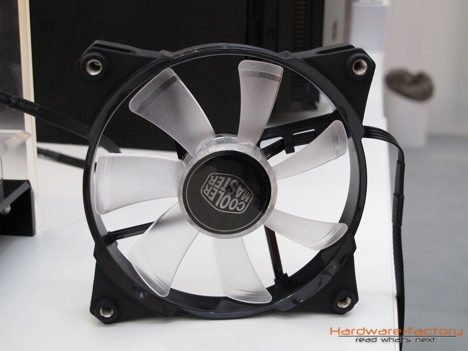 Cooler Masters JetFlo 120 zeigt sich mit selbstentkoppelden Eigenschaften durch Ecken aus Gummi, während Metallgewinde trotzdem für eine sichere Montage sorgen sollen