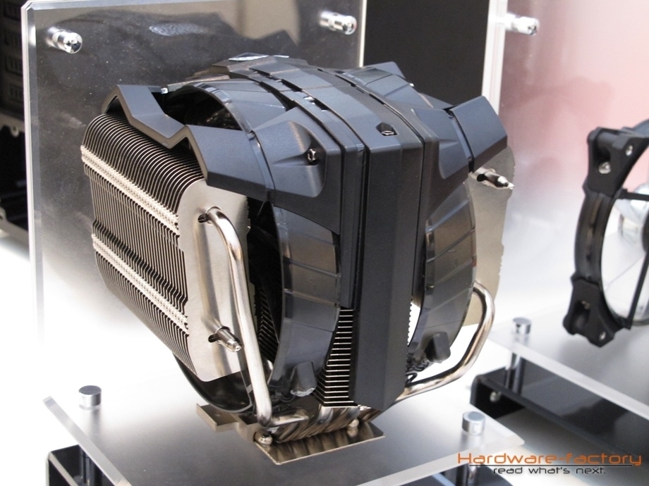 Mit seinen 1140 g ist der neue V8 GTS ein ganz schöner Brocken, der ebenfalls auf eine Kombination aus Heatpipes und Vampor Chamber setzt - die Formgebung ist in jedem Fall einzigartig