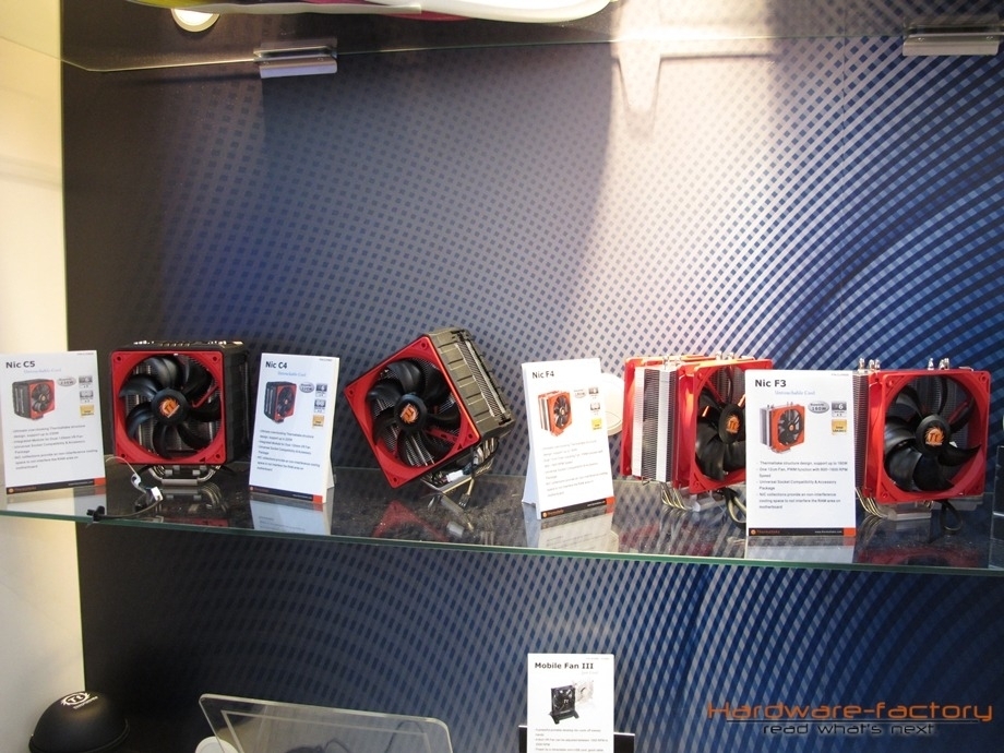 Thermaltake mit unverkennbar einer einheitlichen Produktlinie zuzuordnenden Prozessorkühlern und unterschiedlichen Leistungsklasen