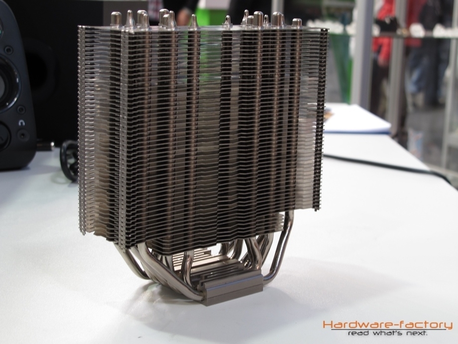 Der Himalaya 2 stellt den stärksten Single-Tower-CPU-Kühler auf Augbeot von Alpenföhn da - die neue Version wurde geringfügig höher, dafür aber auch etwas schmaler gebaut und verfügt über eine größere Gesamtkühlfläche