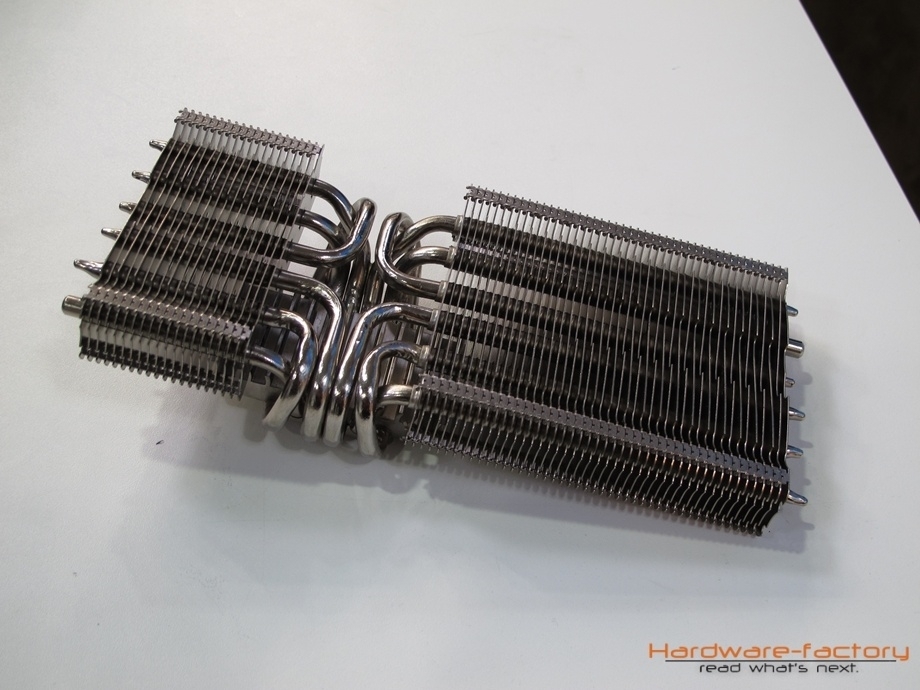 Der Peter 2 ist sichtbar kürzer als sein Vorgänger - zwar wurde der zweigeteilte Aufbau der Kühlfinnenfläche beibehalten, die Heatpipes jedoch nahezu kunstvoll gebogen, um Platz zu sparen