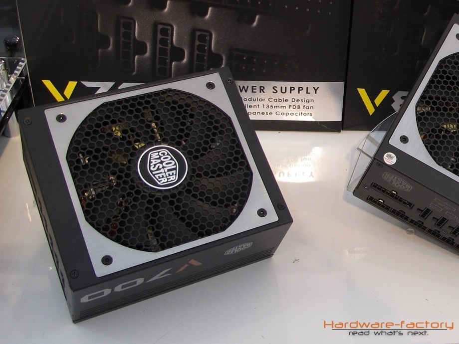 Mit vier (V700 und V850) beziehungsweise sechs (V1000) PCIe-Stromsteckern befeuert die V-Serie problemlos auch stromhungrige Multi-GPU-Gespanne