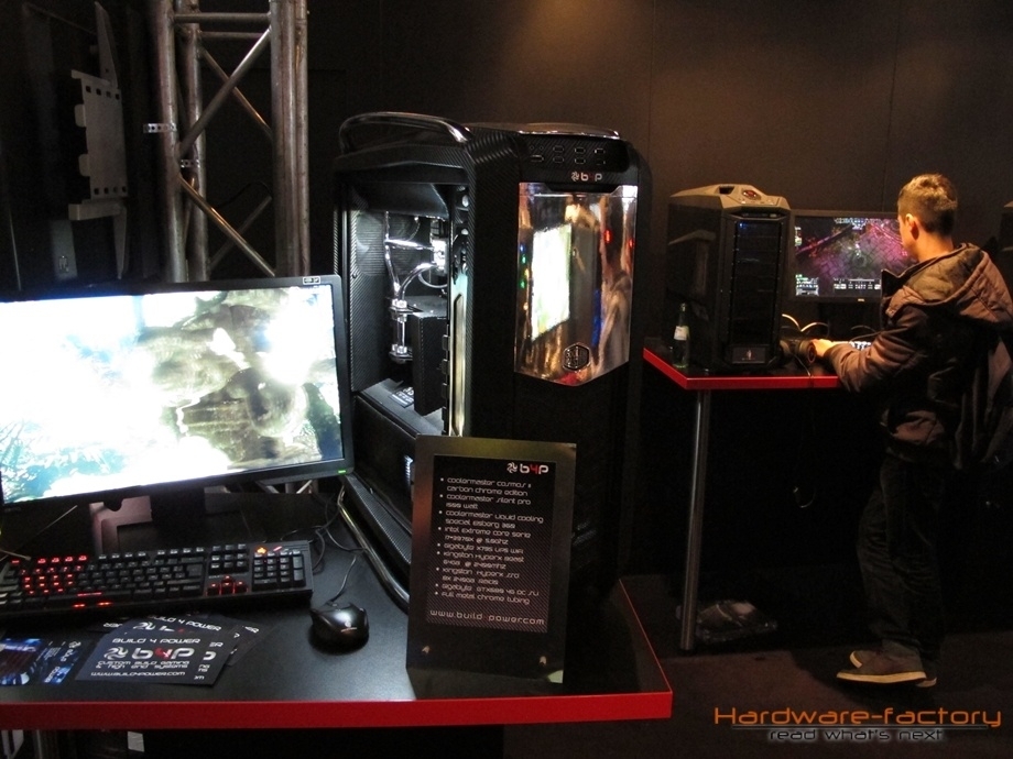 Aufwändiger Casemod am CM Storm Stand im Karbon-Stil