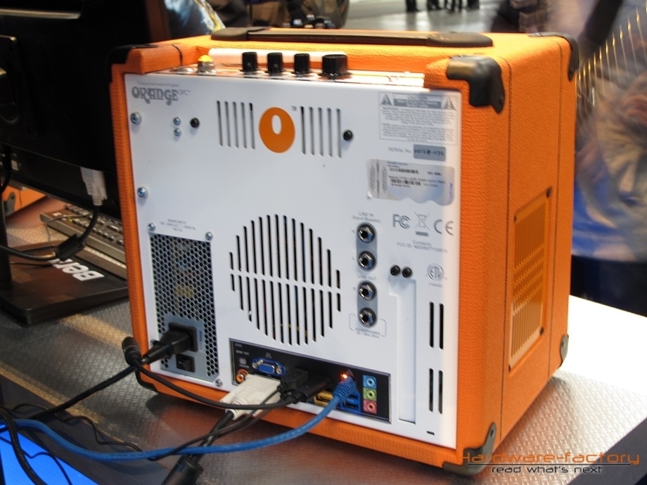 Vorhandener Platz innerhalbd es Korpus des Combo-Verstärkers wurde mit PC-Hardware angefült - kein bloßer Messe-Gag, die Orange PCs gibt es taatsächlich zu kaufen