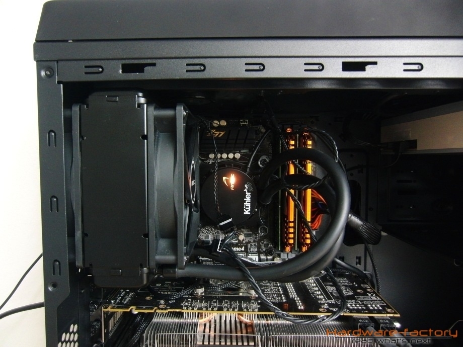 Das Gespann aus Radiator und zwei Lüftern des Antec Kühlers H20 920 ragt ca. 10 cm in das Gehäuse hinein.
