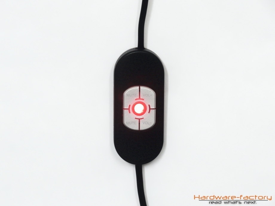 Bei eingeschaltetetem PC und angeschlossenen Lautsprechern leuchtet eine LED mittig in der Fernbedienung.