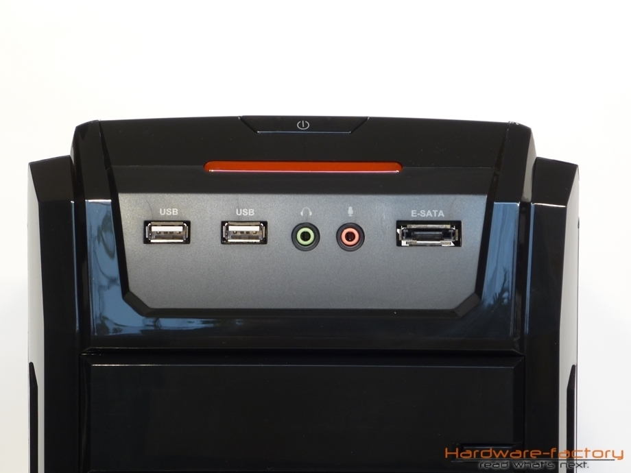 Die Frontanschlüsse - zwei weitere USB-Anschlüsse und den Reset-Schalter gibt es auf der Oberseite