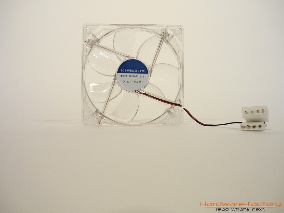 Ebenso verfügt der Frontlüfter über eine rote LED-Beleuchtung