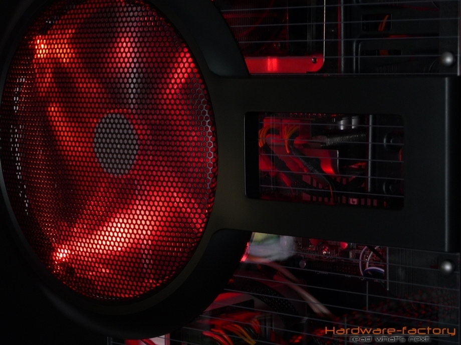 Der Seitenlüfter wirft eine roten Schein auf die verbaute Hardware