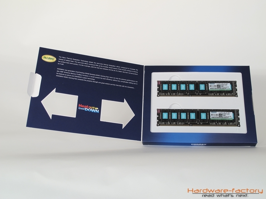 ... bei der man die Plastikeinlage mit RAM herausnehmen kann. Praktisch: Die Module lassen sich dann leicht durch Drücken von unten entfernen.