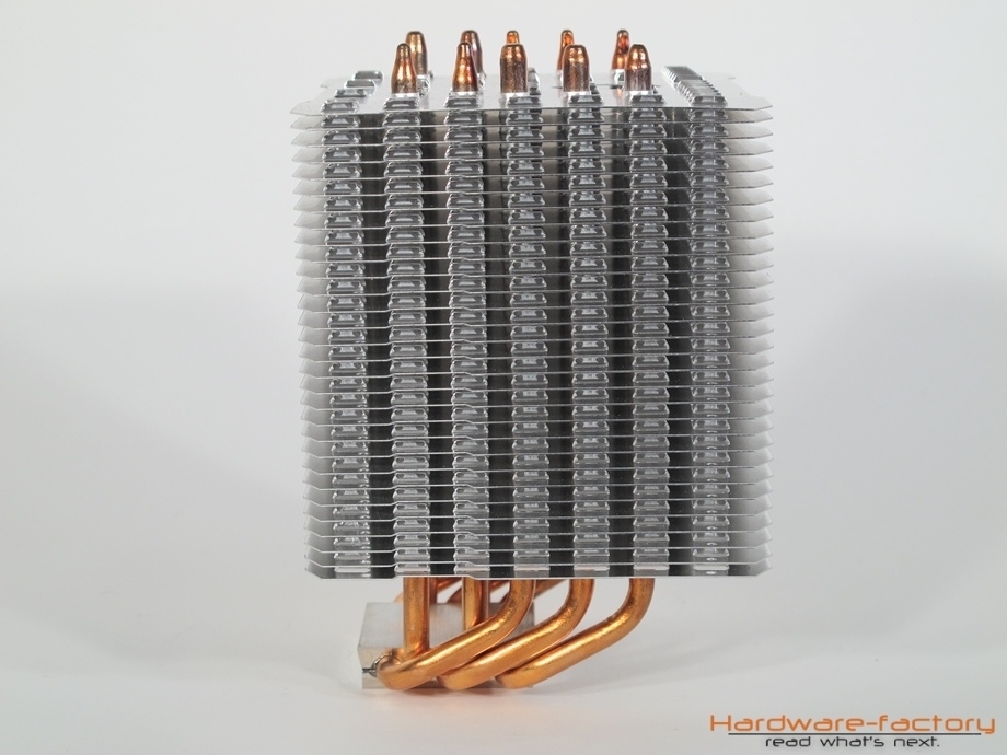 Durch die nicht weit hervorragende Vorderseite (hier: links) past der Macho 120 auch gut zu RAM Modulen mit hohem Heatspreader.