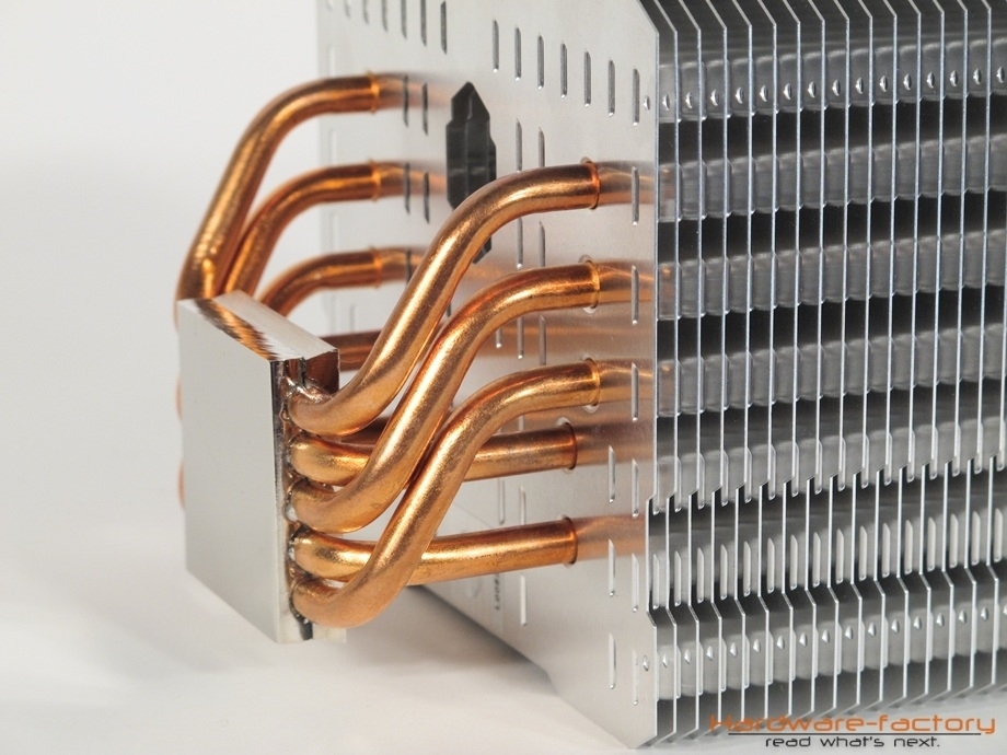 Dort, wo die Heatpipes mit der Boidenplatte verlötet sind, zeigt sich zum Teil ein wenig vom Lot.