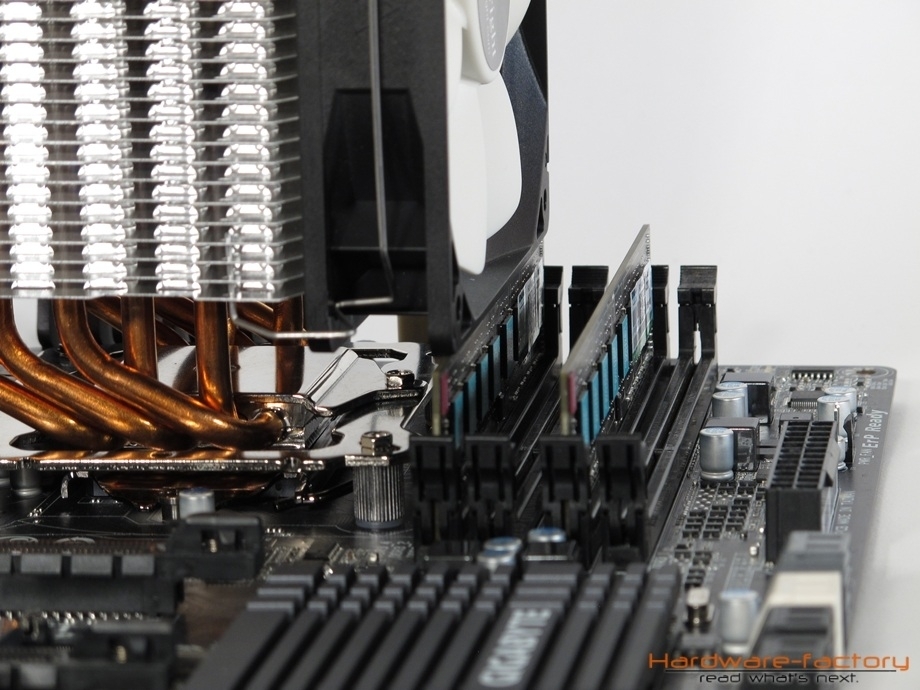Der erste Speicherslot auf unserem Mainboard kann nur mit RAM ohne Heatspreader belegt werden - beim GA-Z68XP-UD4 liegen die Einschübe aber auch näher am CPU-Sockel als üblich.