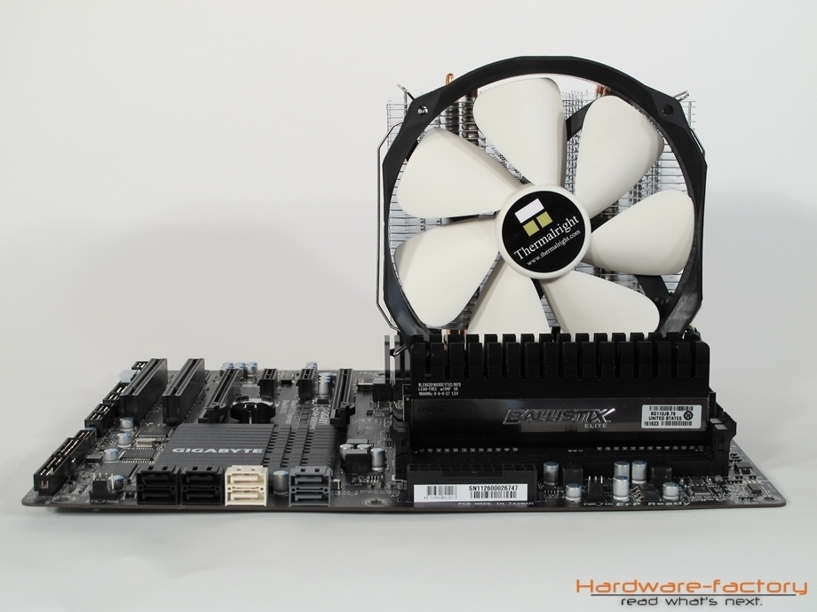 Beim HR-02 würde auch Speicher mit hohen Heatspreadern passen - so man denn damit leben kann, das ein gewisser Druck auf den Lüfter/Kühler ausgeübt wird (auch hier gilt der Verweis auf das verwendete Mainboard, bei dem die Speicherslots näher als üblich am Sockel liegen)
