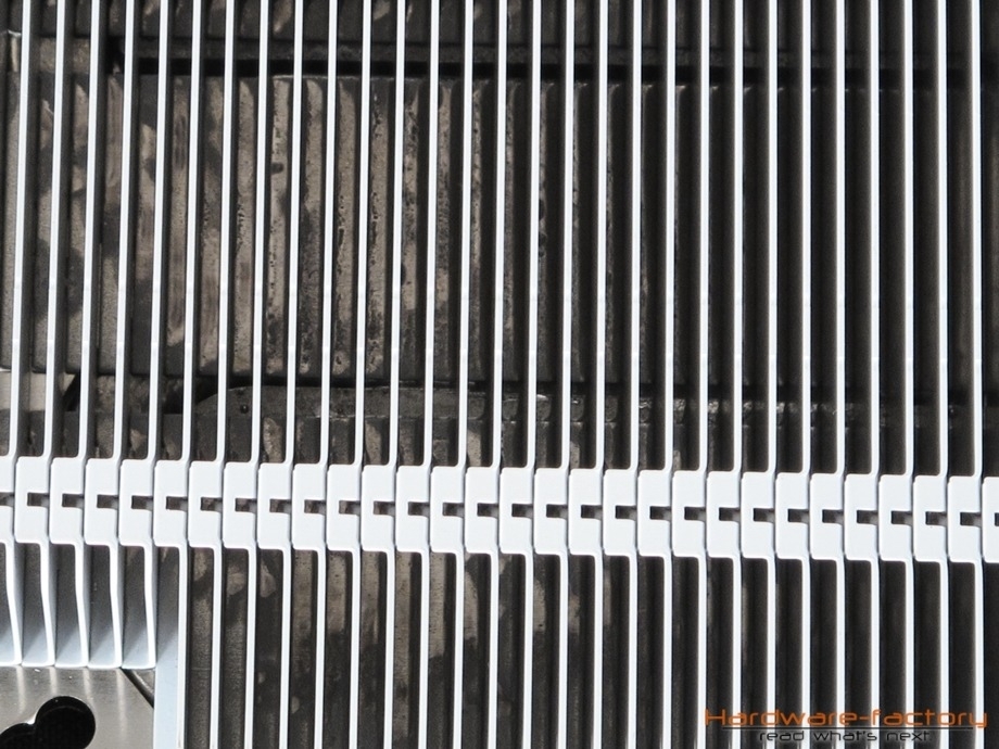 An ganz genaues Hinsehen lässt die Position der unsichtbaren Heatpipes ungefähr erahnen