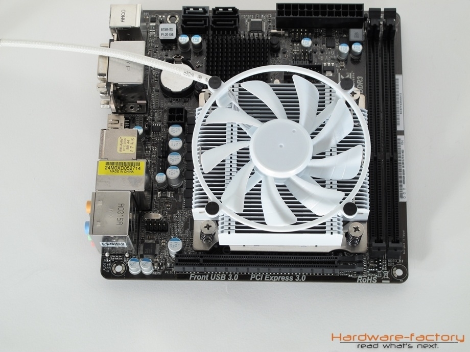 ... und mittel vier leicht erreichbarer Schrauben mit der Backplate verschraubt